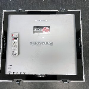 Panasonic PT-D6000ES + kohver: 890 €